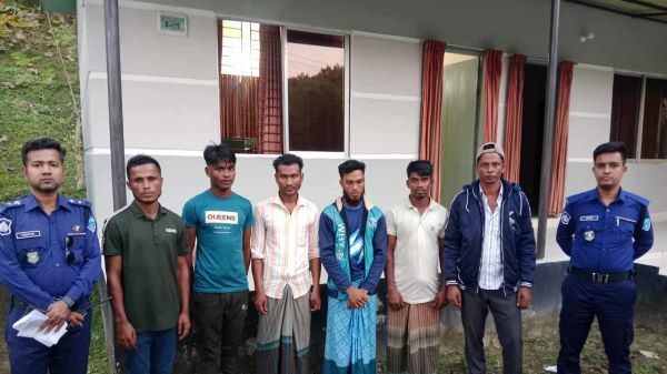বান্দরবানে আর্মি চেকপোস্টে তল্লাশীকালে ৬ রোহিঙ্গা নাগরিক আটক