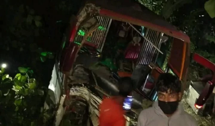 সীতাকুণ্ডে বাস–ট্রাক সংঘর্ষে ৫ জন নিহত, আহত ২০