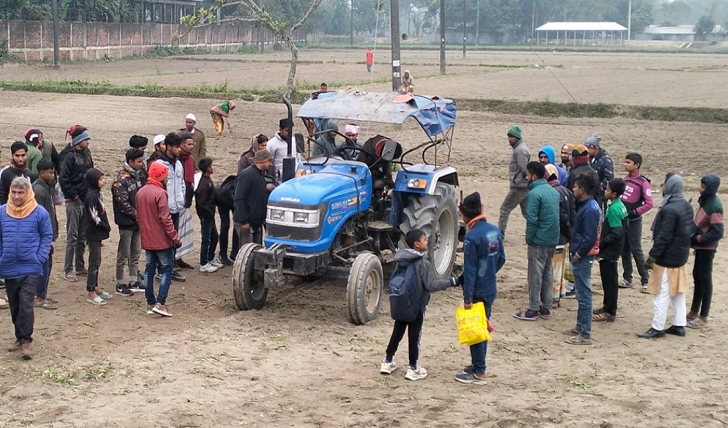 ট্রাক্টরের লাঙ্গলের ফলায় পেঁচিয়ে প্রাণ গেল যুবকের