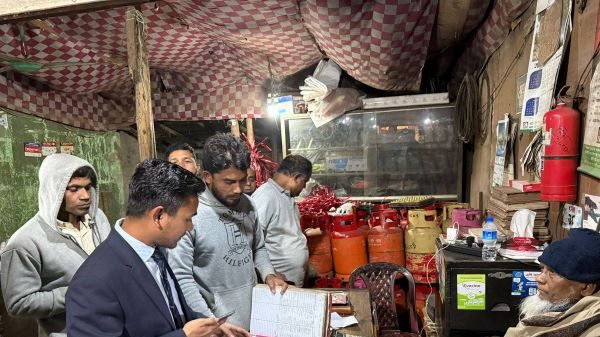 ঈদগাঁওয়ে এলপিজি গ্যাস বেশি দামে বিক্রির বিরুদ্ধে অভিযান