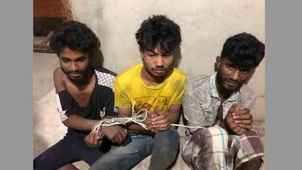 আনোয়ারায় অটোরিক্সা ছিনতাইয়ের ঘটনায় জনতার হাতে আটক- ৩