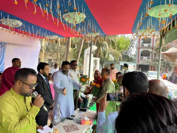 গাজীপুরে ক্ষুদ্র নৃ-গোষ্ঠীদের মাঝে পশু খাদ্য বিতরণ