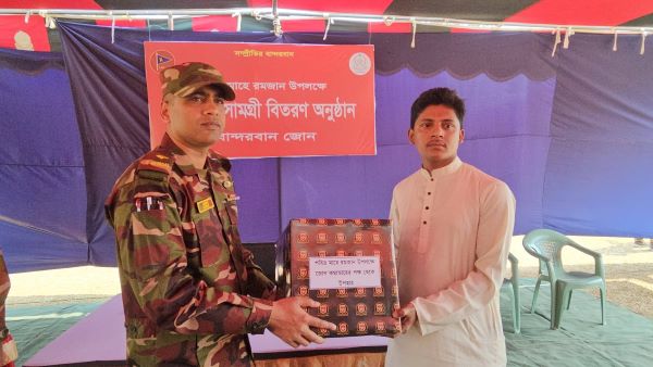 বান্দরবানে সেনা জোনের উদ্যাগে ইফতার ও সেহরি সামগ্রী বিতরণ