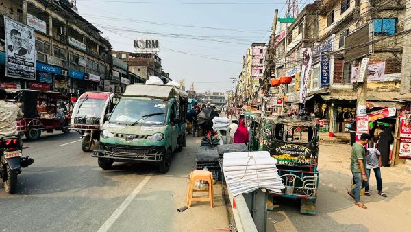 চকরিয়ার প্রধান সড়কে কালো পলিথিন বেচাকেনা ও অবৈধ পার্কিংয়ে নাকাল পথচারীরা