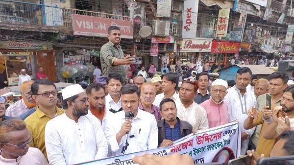 সন্ত্রাসী হামলার প্রতিবাদে চকরিয়ায় সাংবাদিকদের মানববন্ধন ও সমাবেশ