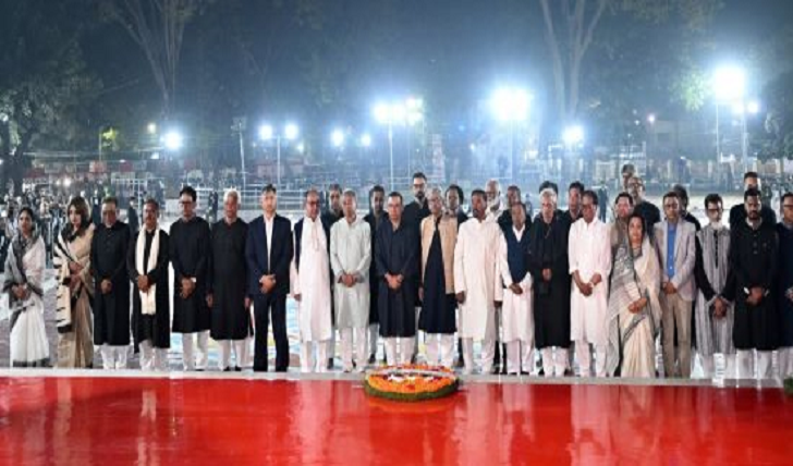 কেন্দ্রীয় শহিদ মিনারে পার্বত্য চট্টগ্রাম বিষয়ক মন্ত্রীর শ্রদ্ধা