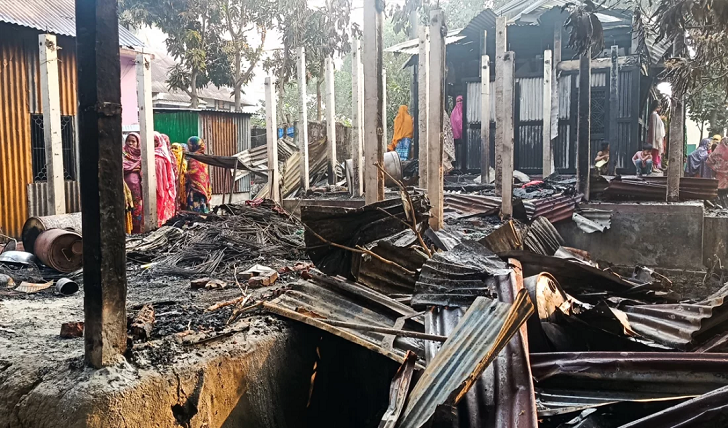গজারিয়ায় অগ্নিকাণ্ড, পরনের কাপড় ছাড়া কিছুই রইল না ৩টি পরিবারের