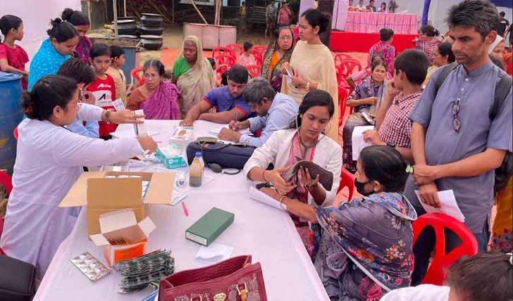 দোলযাত্রা ঘিরে চট্টগ্রামে ফ্রি স্বাস্থ্য ও চক্ষু ক্যাম্প, সেবা নিলেন ৬৩০