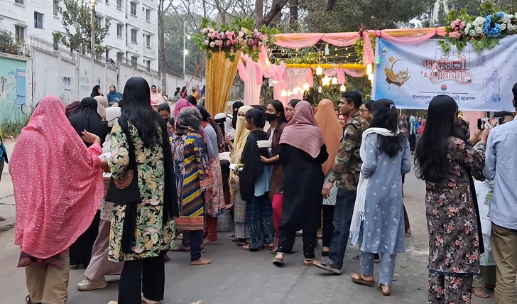 চবিতে ছাত্রীদের নিয়ে ছাত্রদলের ইফতার, অব্যবস্থাপনা নিয়ে ক্ষোভ