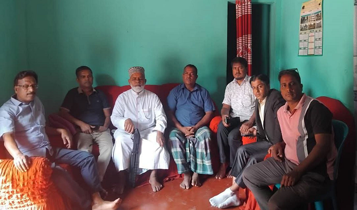 শটগান হাতে অসুস্থ কর্মীকে দেখতে গেলেন বিএনপি নেতা!