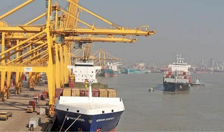 সাগরে ভাসছে চট্টগ্রাম বন্দরের জ্বালানিবাহী ১৪ জাহাজ