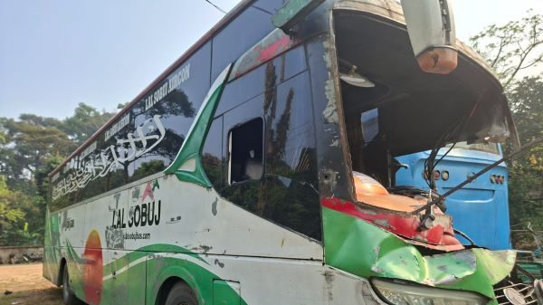 চকরিয়ায় গাড়ি চাপায় দুই পর্যটকের মৃত্যু