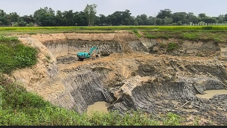 সাতকানিয়ায় কৃষিজমির মাটি লুট, ৬ জনের বিরুদ্ধে মামলা