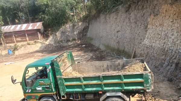 নাপিতখালীতে পাহাড় কেটে সাবাড় করছে নুরুল হক সিন্ডিকেট, হাত গুটিয়ে বনবিভাগ!