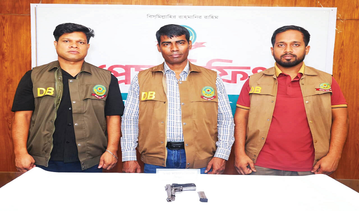 আমেরিকার তৈরি পিস্তল নিয়ে ধরা চট্টগ্রামের পাঁচ মামলার আসামি