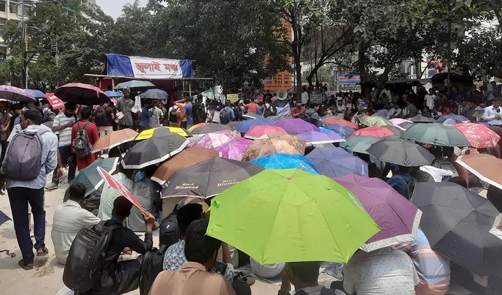 তপ্ত রোদে ছাতা মাথায় নিয়ে প্রাথমিকের সুপারিশপ্রাপ্তদের শাহবাগে অবস্থান
