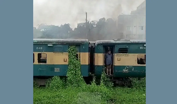 মাঝিরঘাটে রেলের বগিতে আগুন