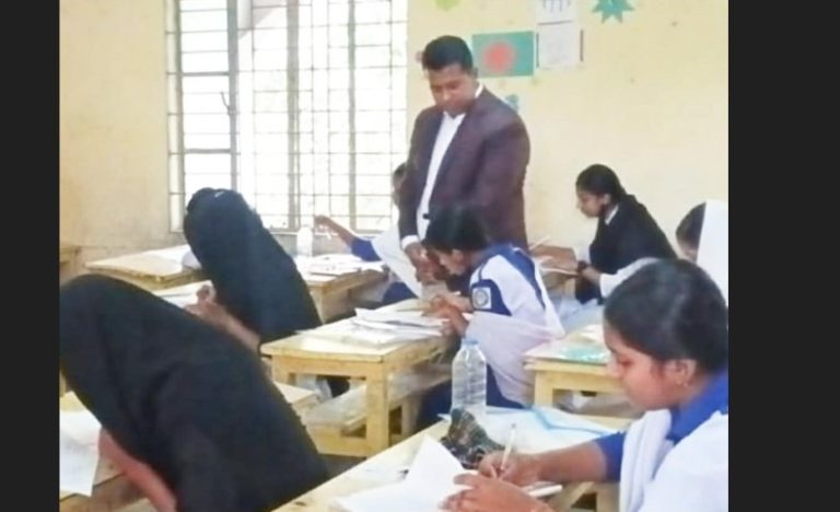 আনোয়ারায় পরীক্ষা কেন্দ্র পরিদর্শনে জেলা প্রশাসক