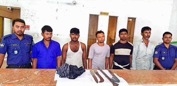 চকরিয়ায় ডাকাতির প্রস্তুতিকালে অস্ত্রসহ ৫ ডাকাত গ্রেফতার
