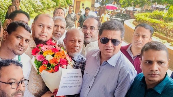 সি‌ডিএতে গৃহায়ন ও গণপূর্ত মন্ত্রীকে ফু‌লেল শু‌ভেচ্ছা জ্ঞাপন