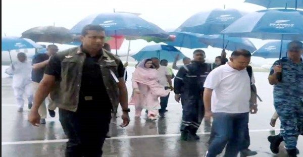 সিলেটে প্রচন্ড বৃষ্টির মধ্যে প্রধানমন্ত্রী মাজার জিয়ারত করলেন