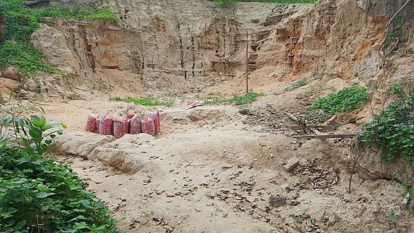 ফাঁসিয়াখালীতে বনবিভাগের নাকের ডগায় পাহাড় নিধন