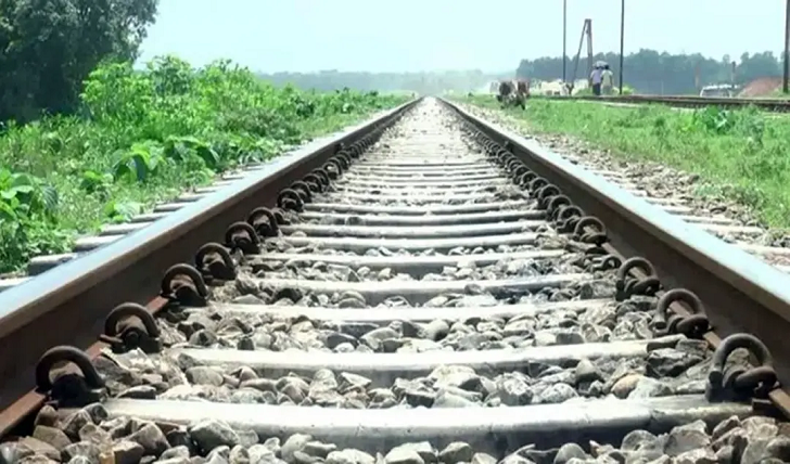 সাতকানিয়ায় চলন্ত ট্রেনের ধাক্কায় কিশোরের মৃত্যু