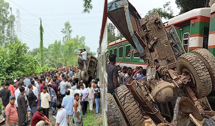মিরসরাইয়ে ট্রাকের সঙ্গে ট্রেনের ধাক্কা, বড় দুর্ঘটনা থেকে রক্ষা