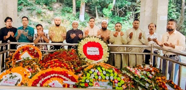 রাংগু‌নিয়াস্থ শহীদ জিয়ার মাজা‌রে সি‌বিএ নেতৃবৃ‌ন্দের ফুলেল শ্রদ্ধা