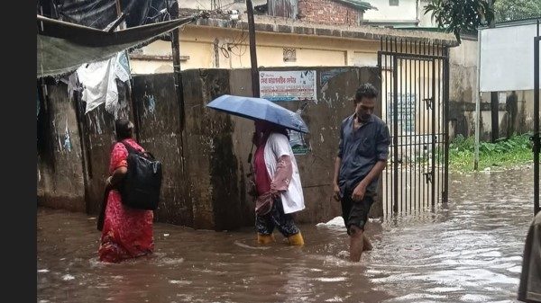 ঈদগাঁও হাসপাতাল সড়কে হাটু পানি,বাড়ছে জনদুর্ভোগ!