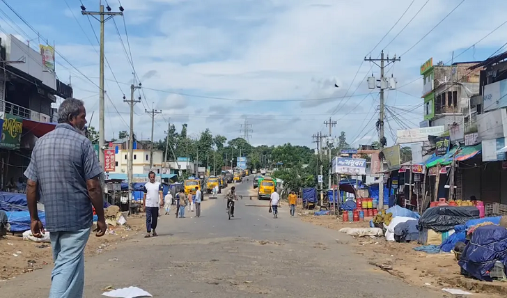 ফটিকছড়িতে চলছে দ্বিতীয় দিনের হরতাল, অচল ঢাকা-খাগড়াছড়ি মহাসড়ক