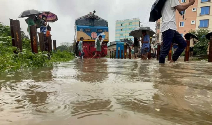 এক হাজার যাত্রী নিয়ে কক্সবাজারগামী পর্যটক এক্সপ্রেস আটকা