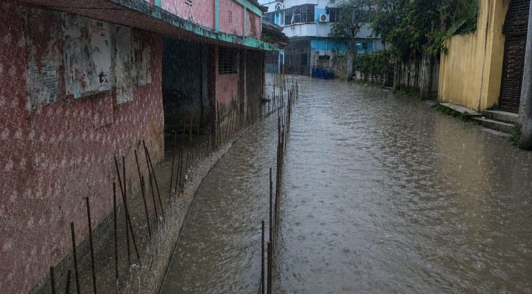 পটিয়ায় টানা গুড়ি গুড়ি বৃষ্টি, জলাবদ্ধতায় জনদুর্ভোগ চরমে