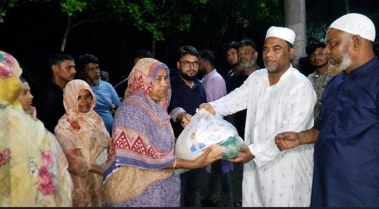 পটিয়ায় পানি বন্দীদের মাঝে ত্রাণ বিতরণ করলেন সি আই পি আবুল বশর