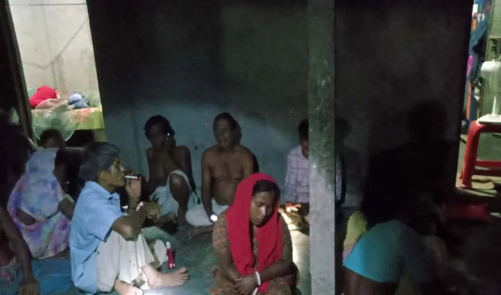 দাফনের জায়গা না পেয়ে বারান্দায় লাশ, শেষপর্যন্ত মুক্তিযোদ্ধার জমিতে দাফন