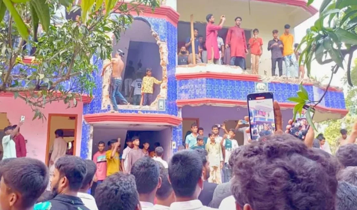 পাবনায় ১০ বছরের শিশু ধর্ষণ-হত্যা: প্রধান অভিযুক্তের বাড়িতে বিক্ষুব্ধ জনতার তাণ্ডব