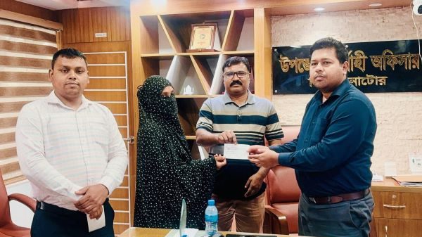 সিংড়ায় দুর্যোগে ক্ষতিগ্রস্তদের মাঝে চেক বিতরণ