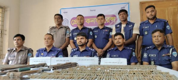 চকরিয়ায় ডাকাত চক্রের অস্ত্র কারখানায় পুলিশের হানা,গ্রেপ্তার- ৬
