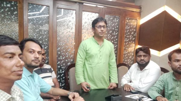লোহাগাড়ার চেয়ারম্যান প্রার্থী অ্যাডভোকেট রণজয় মিত্রের মতবিনিময়