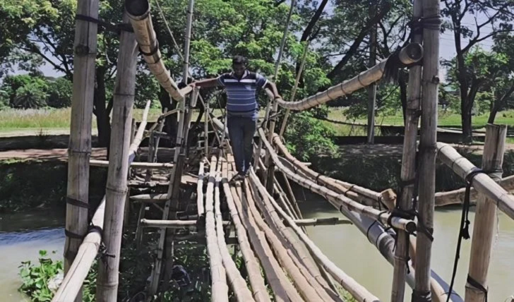 শতবর্ষেও মেলেনি সেতু, সাঁকো পেরিয়ে স্কুলে যায় শিশুরা