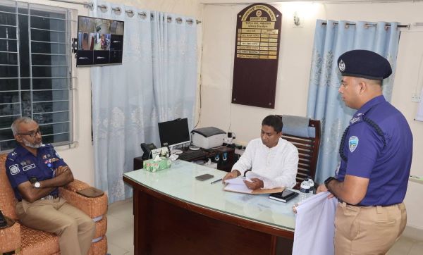 ঈদগাঁও থানা পরিদর্শনে ডিআইজি
