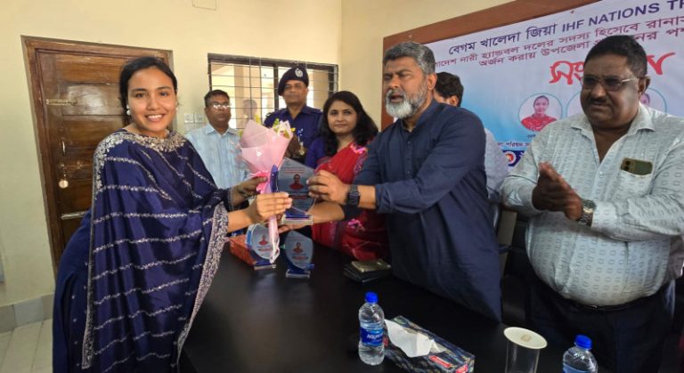 আন্তর্জাতিক হ্যান্ডবল প্রতিযোগিতায় সফল তিন খেলোয়াড়কে বদলগাছীতে সংবর্ধনা