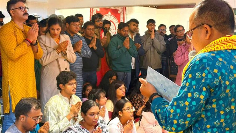 জার্মানির ডুসেলডর্ফে প্রবাসী বাঙালিদের বর্ণিল দুর্গোৎসব