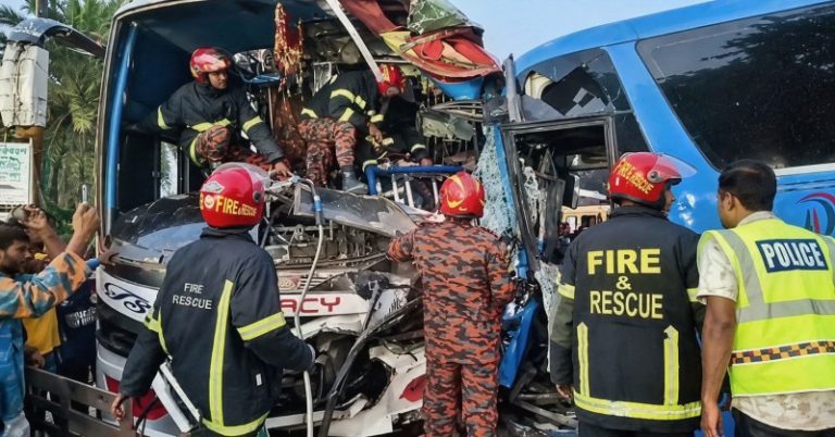 নাটোরের বড়াইগ্রামে বাস সংঘর্ষে নিহত ১, আহত অন্তত ১৫