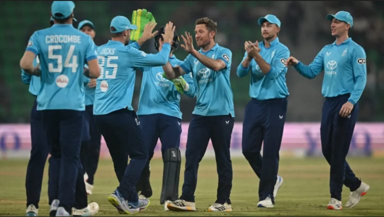 বেন ডাকেটের তাণ্ডবে ৭১৭ রানের ম্যাচে জয় পেল ইংল্যান্ড